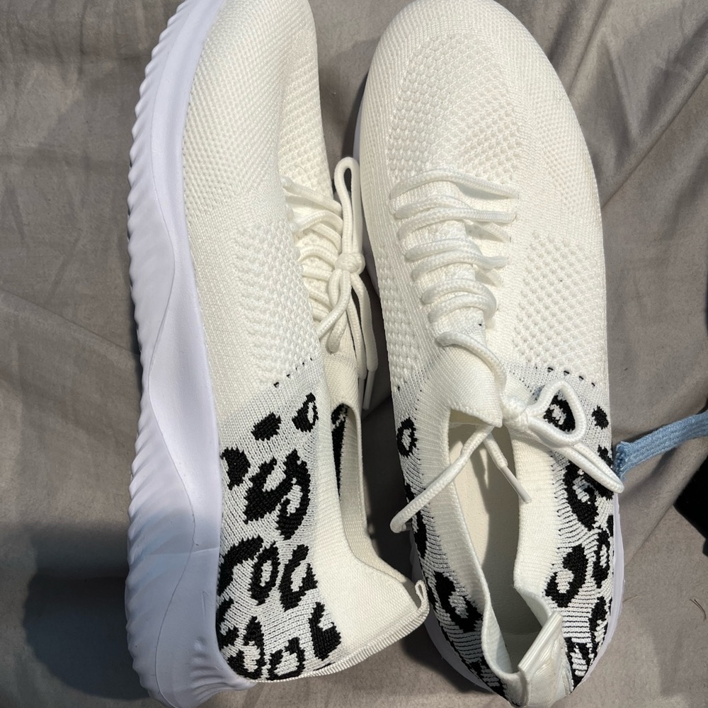 Brand new tennis shoes, no brand bought on Temu, just don’t fit!